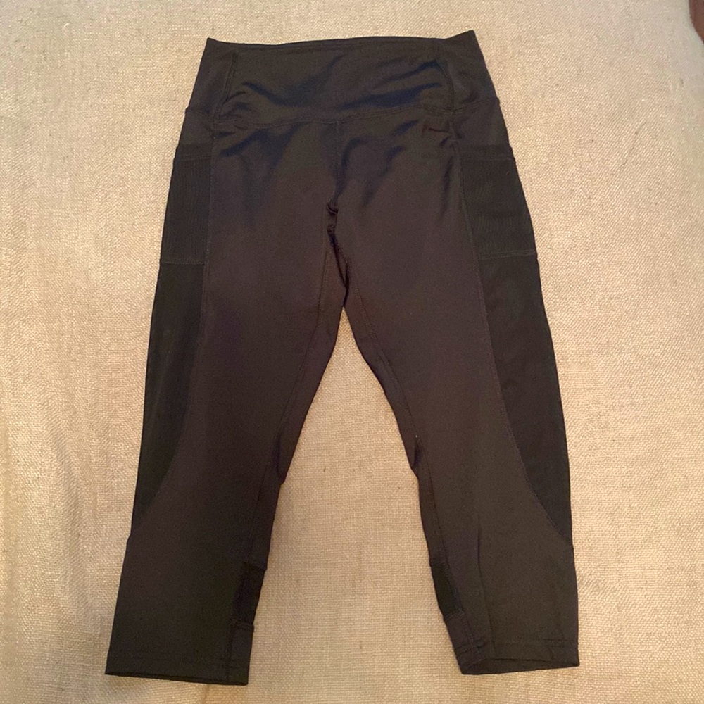 Small, black Kapri leggings with pockets.